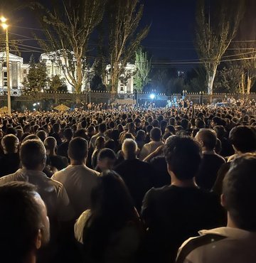 Azerbaycan ve Ermenistan arasında yeniden alevlenen çatışmaların ardından halkın bir bölümü Ermenistan Parlamentosu önünde toplanmaya başladı. Toplanan kalabalığın bir kısmı Başbakan Paşinyan