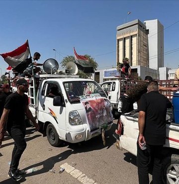 Irak’ta Sadr Hareketi lideri Mukteda es-Sadr, siyasetten tamamen çekildiğini duyurmuştu. Bu kararın ardından Irak güvenlik güçleri Sadr Hareketi lideri Mukteda es-Sadr destekçilerini başkent Bağdat