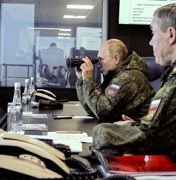 Rusya Devlet Başkanı Vladimir Putin, Savunma Bakanı Sergey Şoygu ve Genelkurmay Başkanı Valeriy Gerasimov ile ülkenin doğusunda yapılan Vostok-2022 askeri tatbikatını yerinde takip etti. 