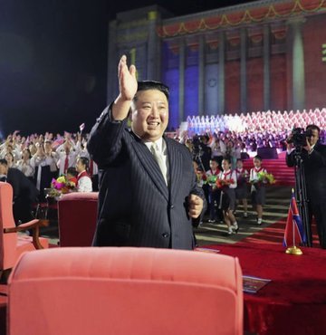 Kuzey Kore, ülkenin 74. kuruluş yıl dönümünü düzenlenen görkemli bir törenle kutladı.